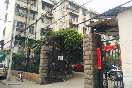 灰色地板砖配什么颜色门和家具